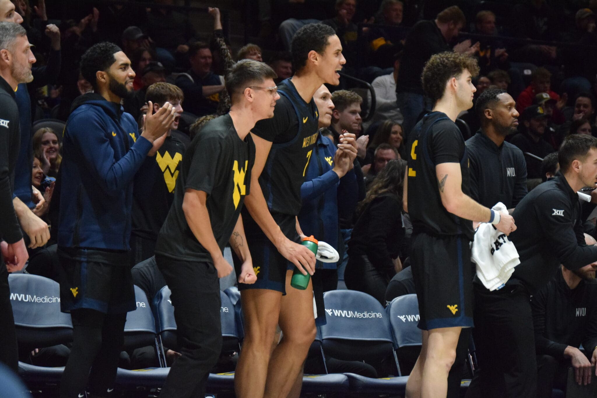 WVU Basketball bench with Kerr Kriisa and Jesse Edwards