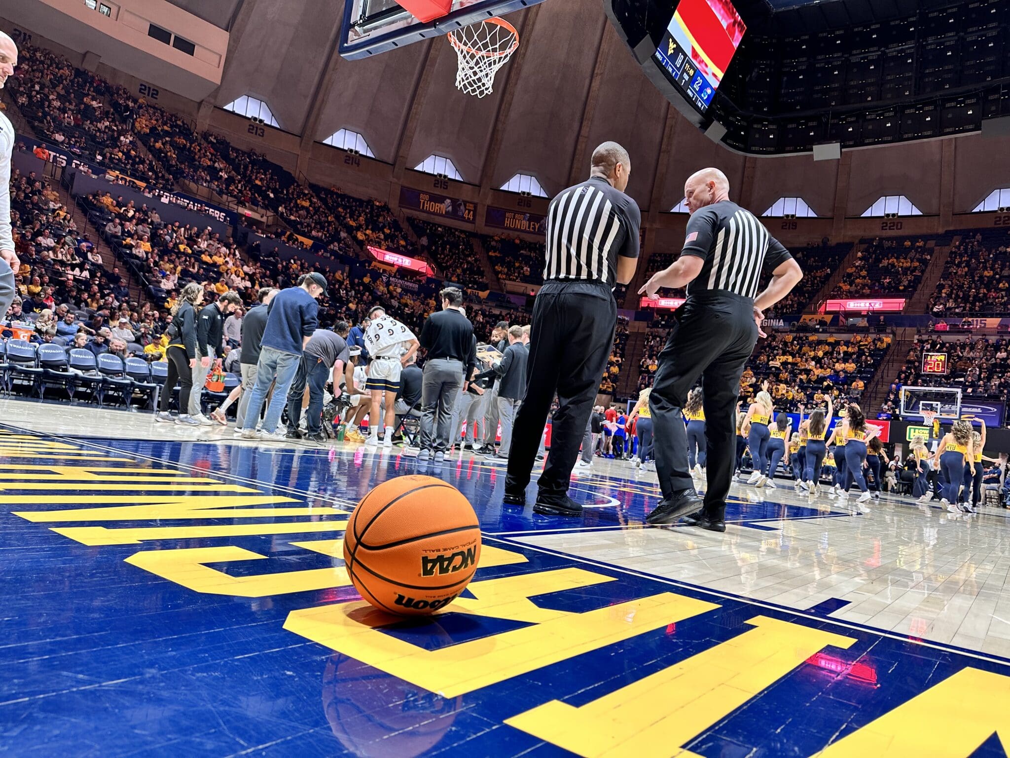 WVU Basketball on court Stock