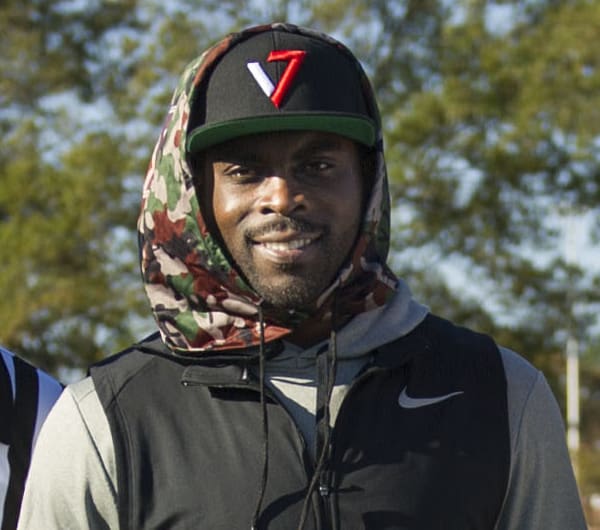 Virginia Tech Football on X: 𝕄𝕍𝟟. 𝕃𝕖𝕘𝕖𝕟𝕕.🐐 Michael Vick